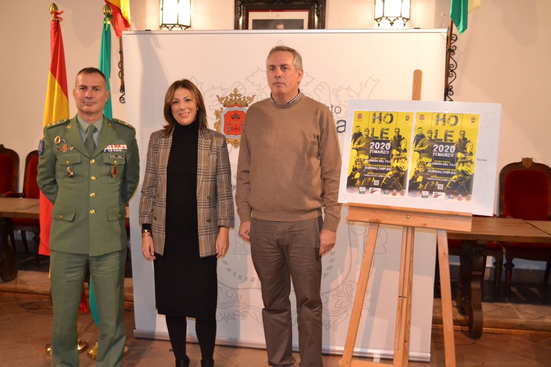 La alcaldesa de Ronda, Mª Paz Fernández, junto al delegado municipal de Deportes, Carlos Mirasol, y el Coronel Jefe del Tercio ‘Alejandro Farnesio’ IV de la Legión, Francisco García Almenta La alcaldesa de Ronda, Mª Paz Fernández, junto al delegado municipal de Deportes, Carlos Mirasol, y el Coronel Jefe del Tercio ‘Alejandro Farnesio’ IV de la Legión, Francisco García Almenta