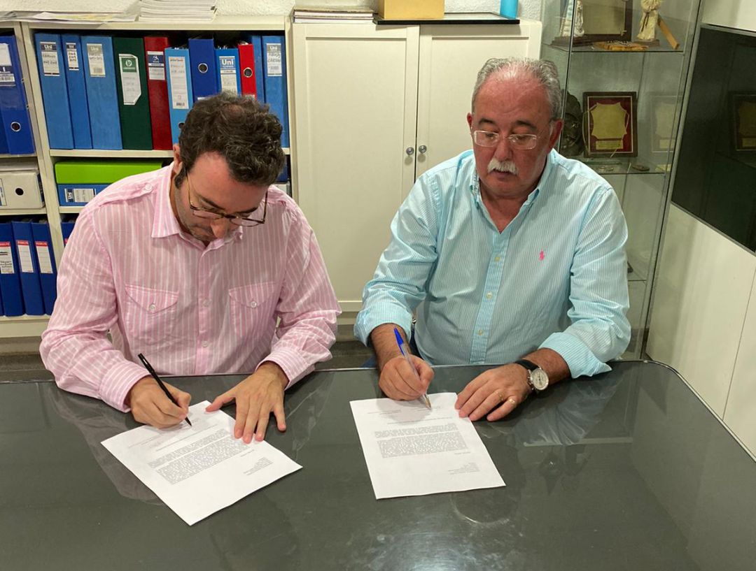 Los hermanos mayores de la Virgen Dolorosa y el Santísimo Cristo Yacente de Gandia firman el acuerdo para el nuevo acto Los hermanos mayores de la Virgen Dolorosa y el Santísimo Cristo Yacente de Gandia firman el acuerdo para el nuevo acto