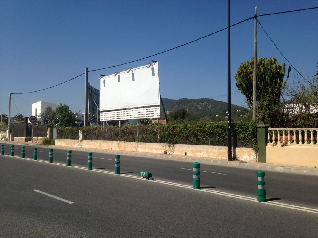 Ocio de Ibiza dejará de utilizar vallas ilegales para promocionarse Ocio de Ibiza dejará de utilizar vallas ilegales para promocionarse