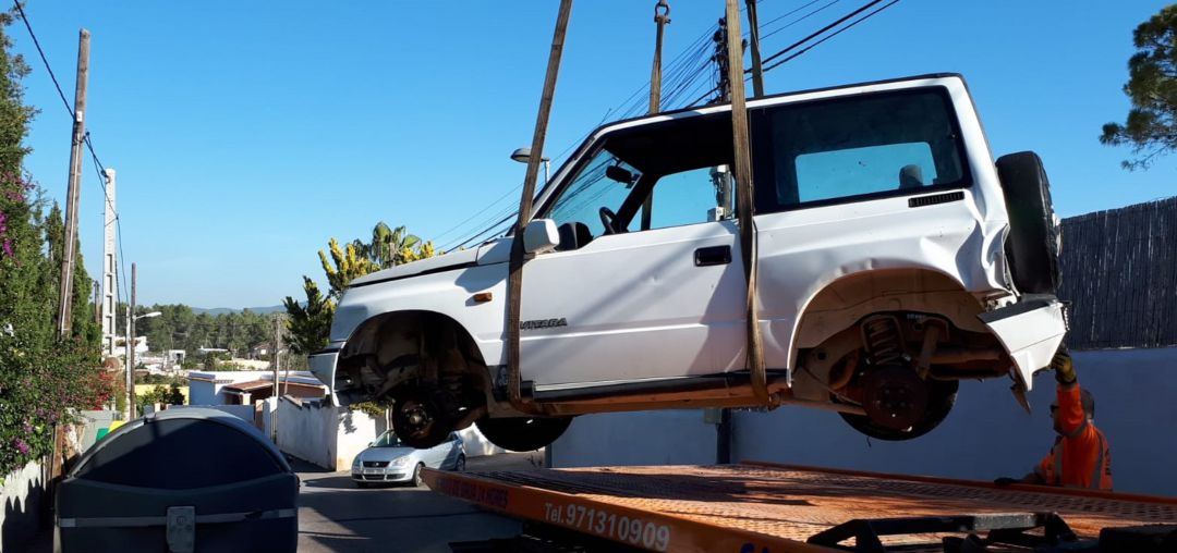 Imagen de un vehículo abandonado Imagen de un vehículo abandonado