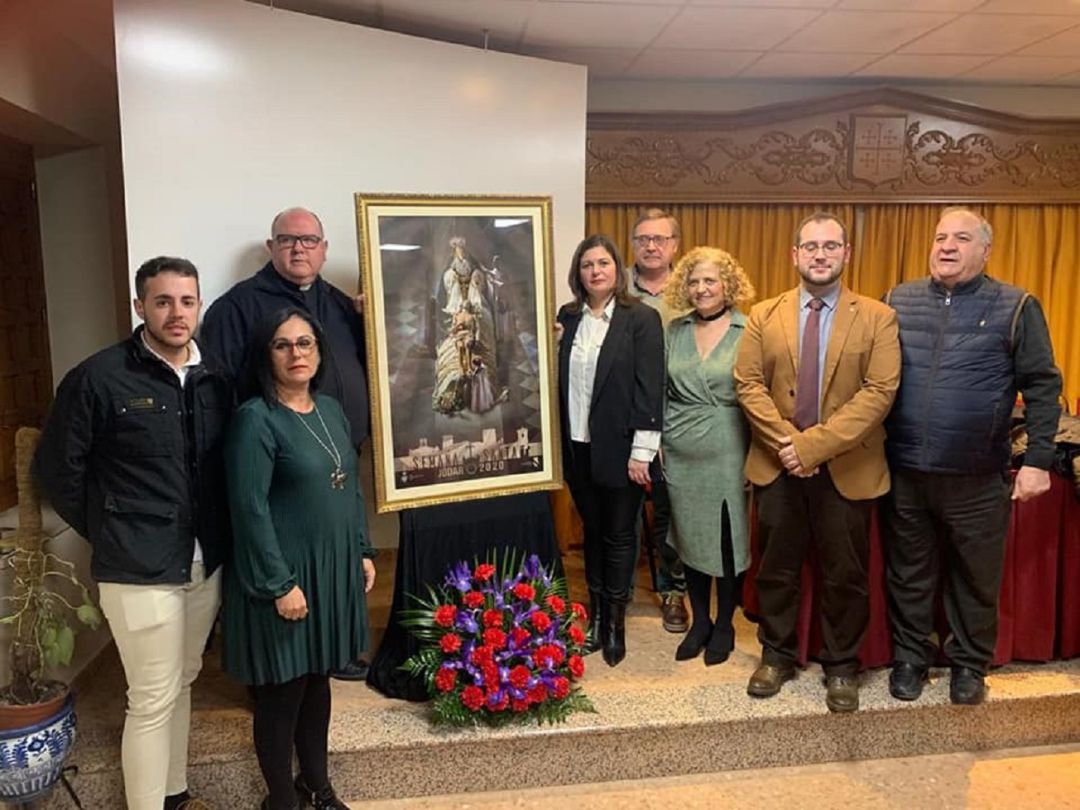 Alcaldesa, concejales, párrocos, representantes de la cofradía del Santo Entierro y autor, Juan López, segundo por la derecha, junto al cartel anunciador Alcaldesa, concejales, párrocos, representantes de la cofradía del Santo Entierro y autor, Juan López, segundo por la derecha, junto al cartel anunciador