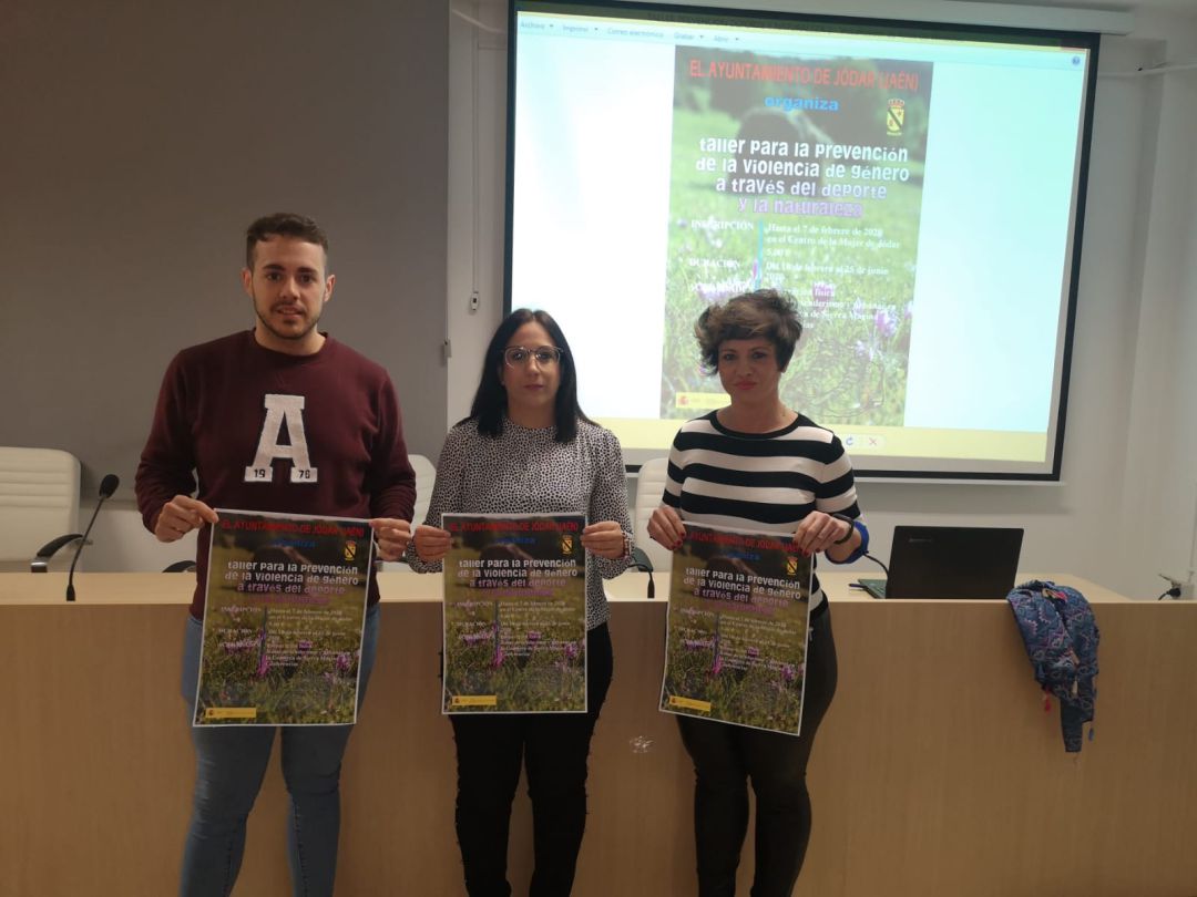 De izquierda a derecha, concejal Antonio Jesús Díaz, concejala de igualdad Paqui Marcos y monitora Rosa Viedma De izquierda a derecha, concejal Antonio Jesús Díaz, concejala de igualdad Paqui Marcos y monitora Rosa Viedma