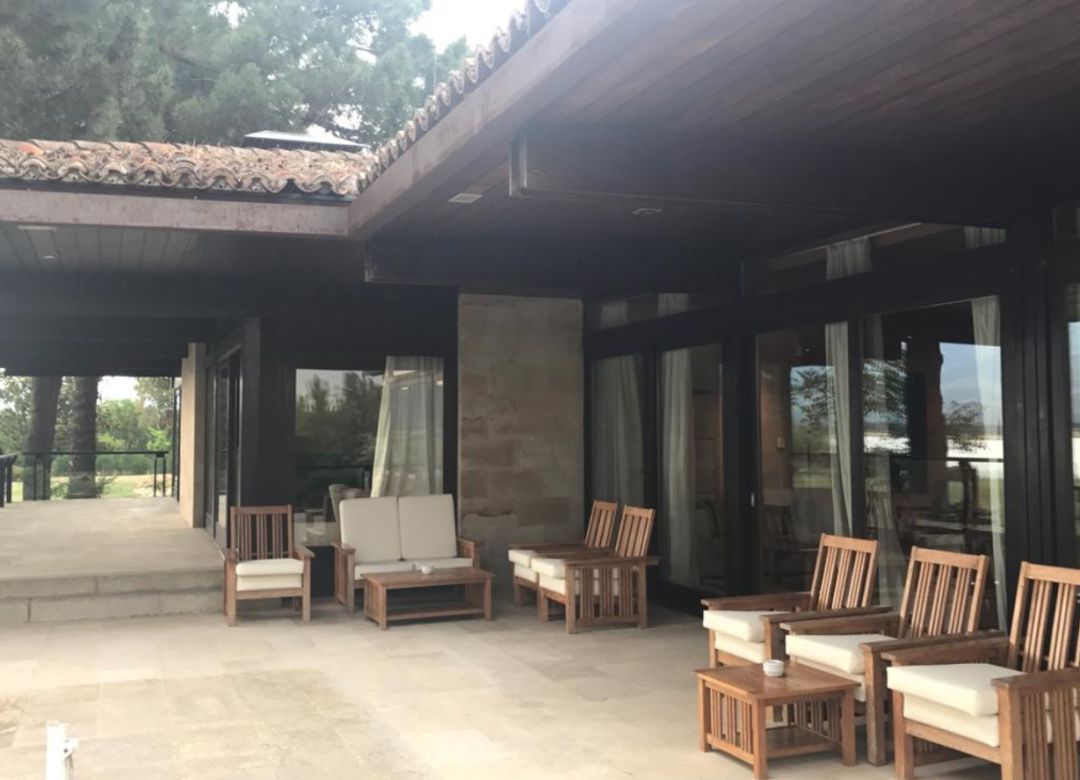 Una de las fachadas de la residencia Santillana, más conocida como 'La Casita' Una de las fachadas de la residencia Santillana, más conocida como 'La Casita'