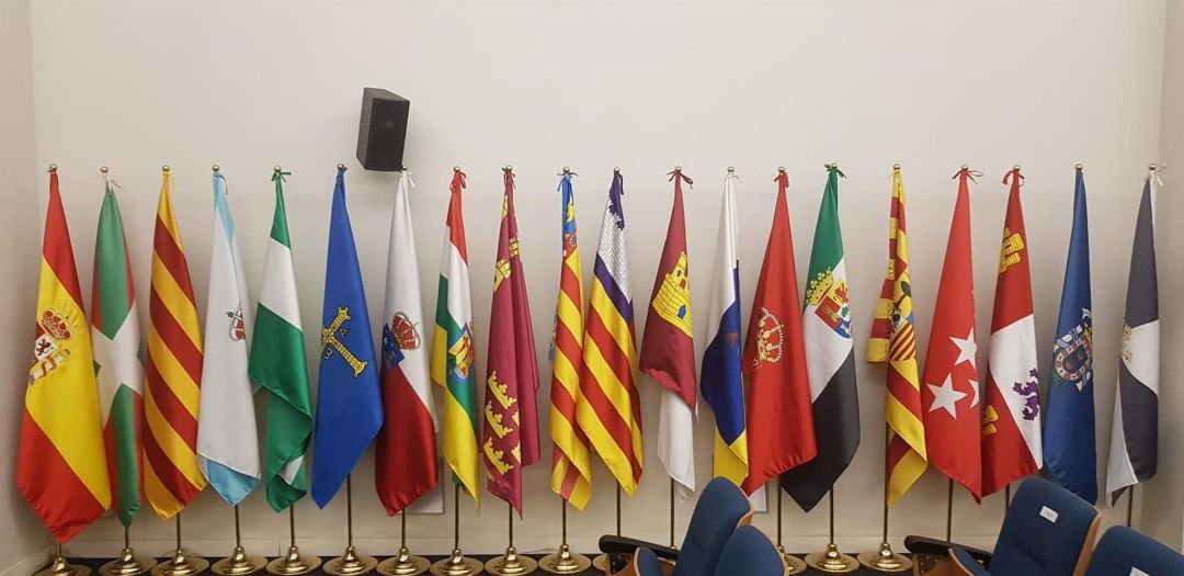 Banderas de España y de las comunidades autónomas Banderas de España y de las comunidades autónomas
