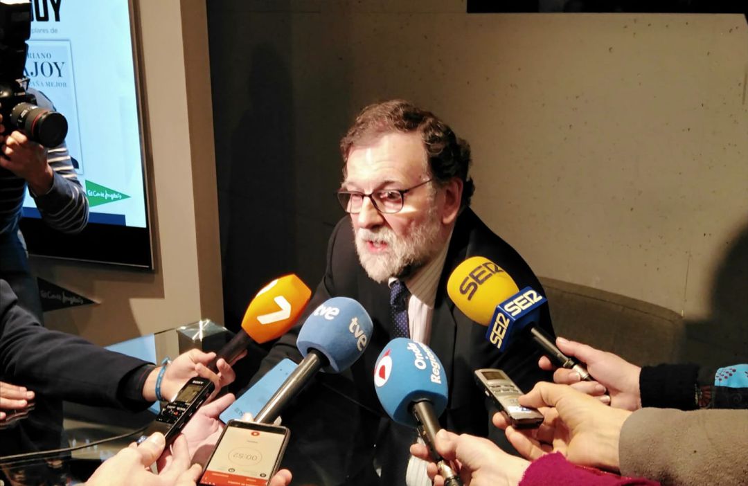 Mariano Rajoy atiende a los medios de comunicación durante la presentación en Murcia de su libro "Una España Mejor" Mariano Rajoy atiende a los medios de comunicación durante la presentación en Murcia de su libro "Una España Mejor"