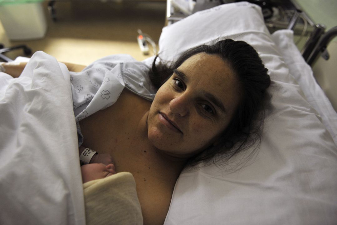María José Martínez Do Santos posa con su hijo recién nacido, el primer bebé en el reabierto paritorio de Verín María José Martínez Do Santos posa con su hijo recién nacido, el primer bebé en el reabierto paritorio de Verín
