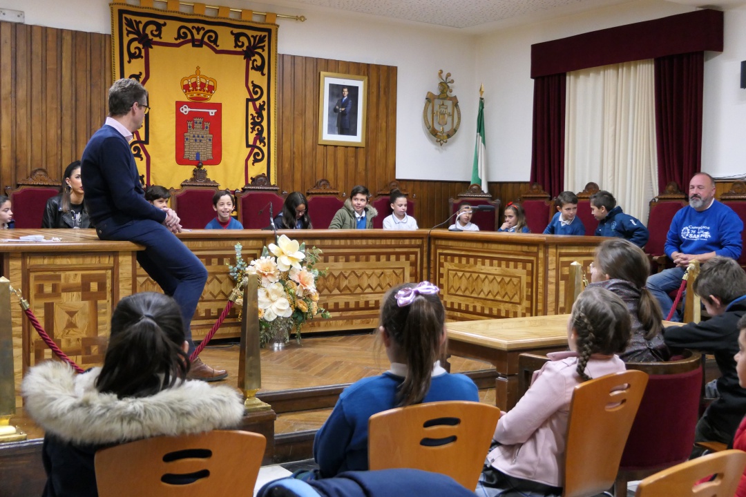 El alcalde charla con los alumnos en el salón de plenos El alcalde charla con los alumnos en el salón de plenos