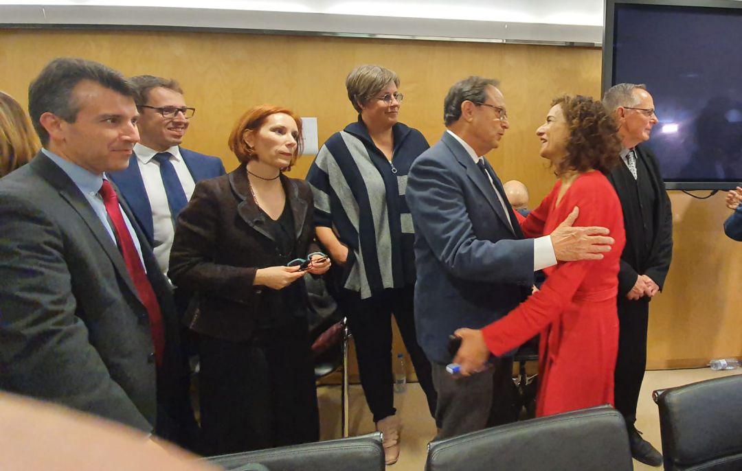El conseller de Hacienda, Vicent Soler saluda a la ministra de Hacienda, Mª Jesús Montero El conseller de Hacienda, Vicent Soler saluda a la ministra de Hacienda, Mª Jesús Montero