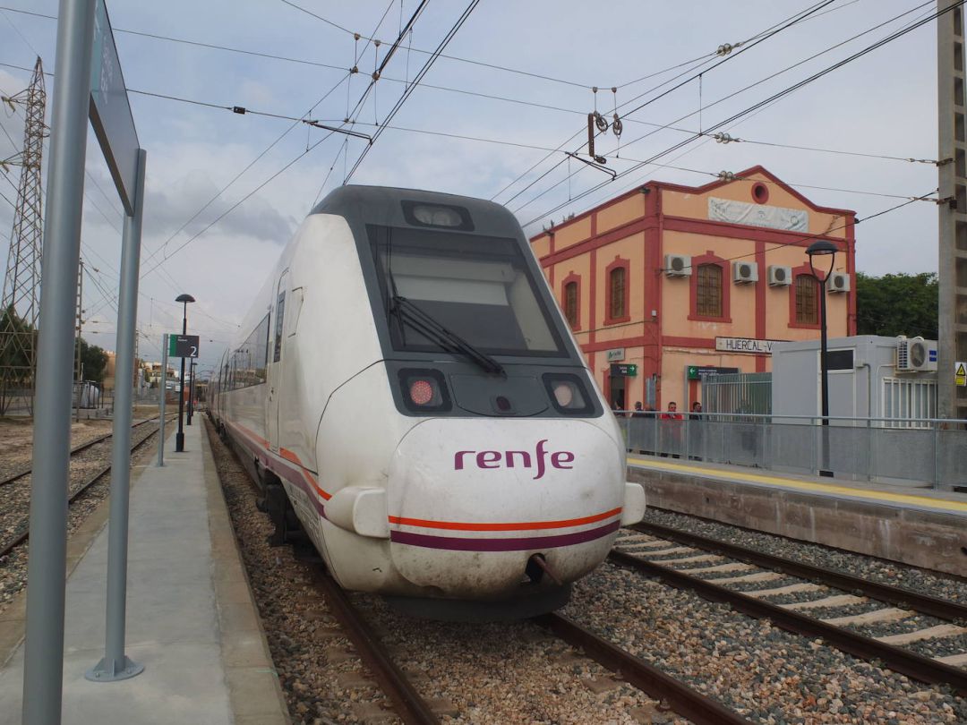 El nuevo tren a Sevilla tardará más que en 1999. El nuevo tren a Sevilla tardará más que en 1999.