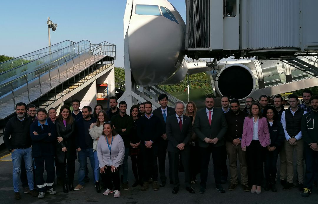 El presidente del Principado, Adrián Barbón, junto al director del centro de I+D y trabajadores posan delante de una pasarela de embarque. El presidente del Principado, Adrián Barbón, junto al director del centro de I+D y trabajadores posan delante de una pasarela de embarque.