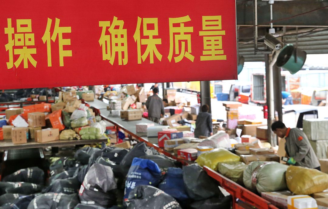 Un almacén en China con numerosos productos. Un almacén en China con numerosos productos.