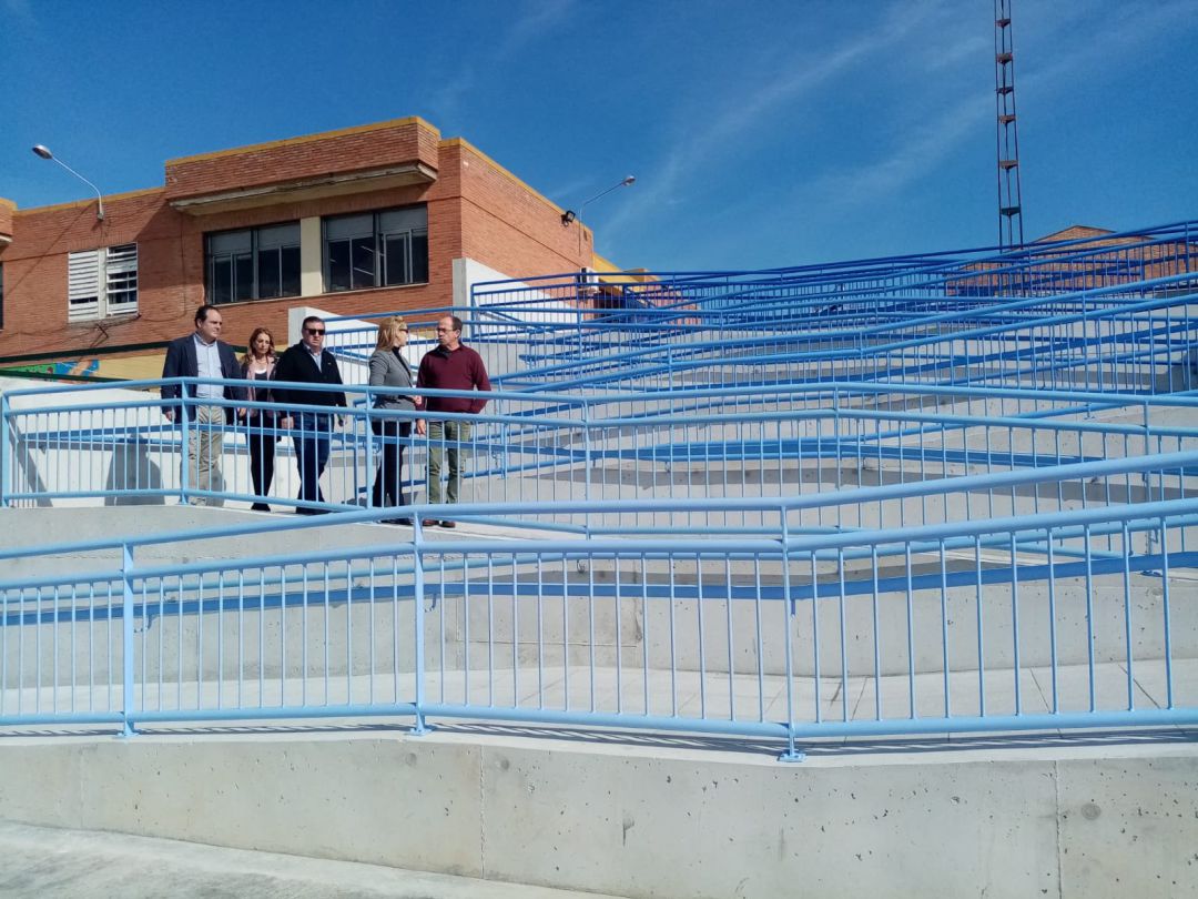 La alcaldesa de Alcalá de Guadaíra comprueba la finalización de las obras de la rampa del CEIP San Mateo La alcaldesa de Alcalá de Guadaíra comprueba la finalización de las obras de la rampa del CEIP San Mateo