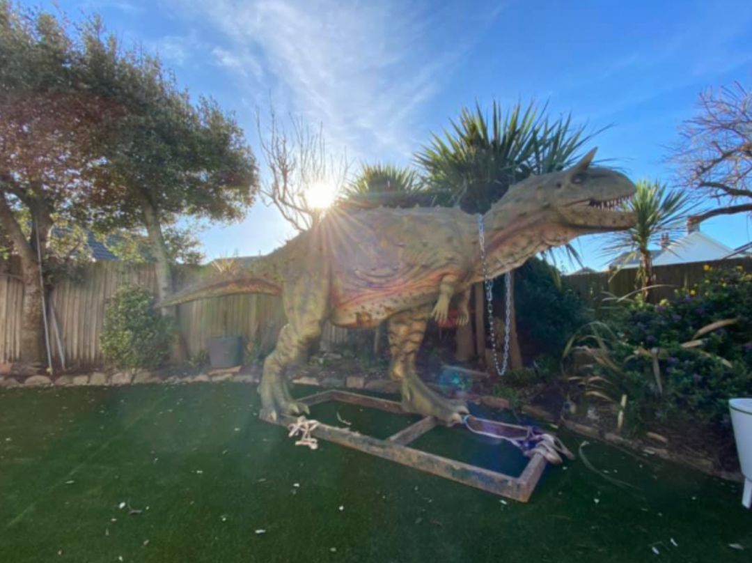 El enorme dinosaurio en el jardín de la familia. El enorme dinosaurio en el jardín de la familia.