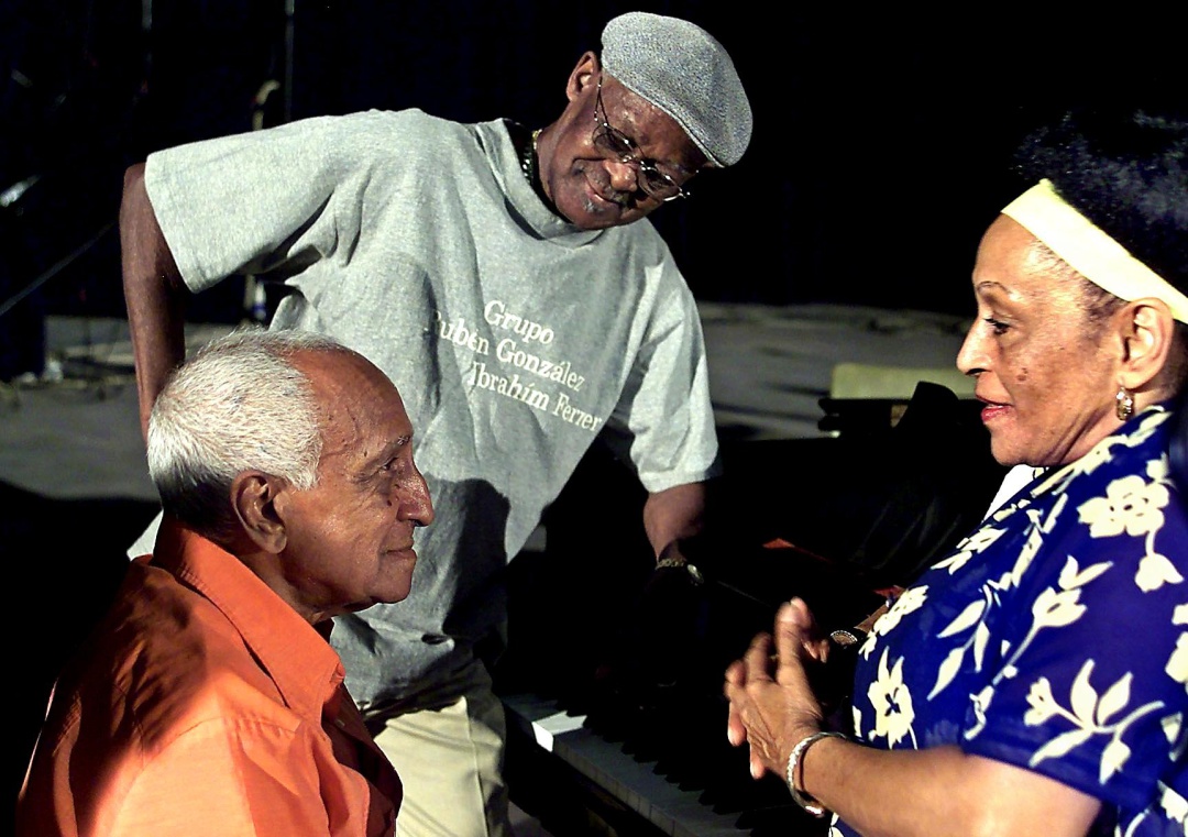 Omara Portuondo, (69), Ibrahim Ferrer, (72) y Rubén González (81) en una fotografía previa a un concierto en el año 2000 Omara Portuondo, (69), Ibrahim Ferrer, (72) y Rubén González (81) en una fotografía previa a un concierto en el año 2000
