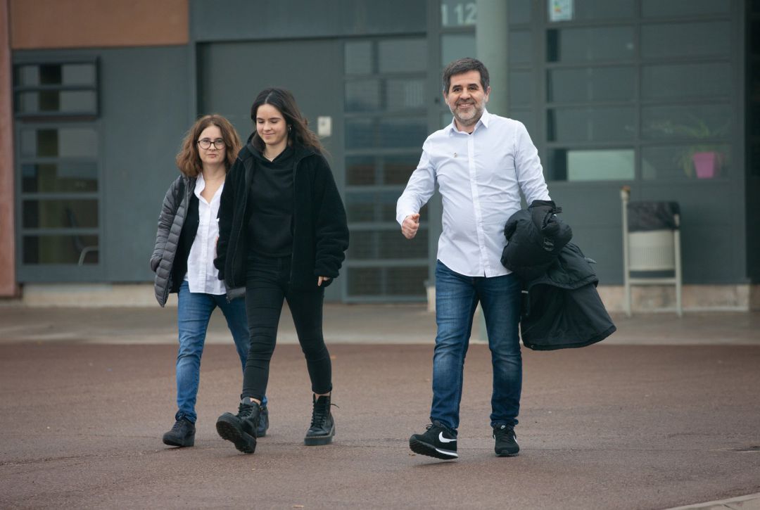 El expresidente de la ANC y exdiputado de JxCat Jordi Sànchez sale de la prisión de Lledoners acompañado de su mujer y su hija en su primer permiso penitenciario, de dos días, el 25 de enero de 2020.
El expresidente de la ANC y exdiputado de JxCat Jordi Sànchez sale de la prisión de Lledoners acompañado de su mujer y su hija en su primer permiso penitenciario, de dos días, el 25 de enero de 2020.