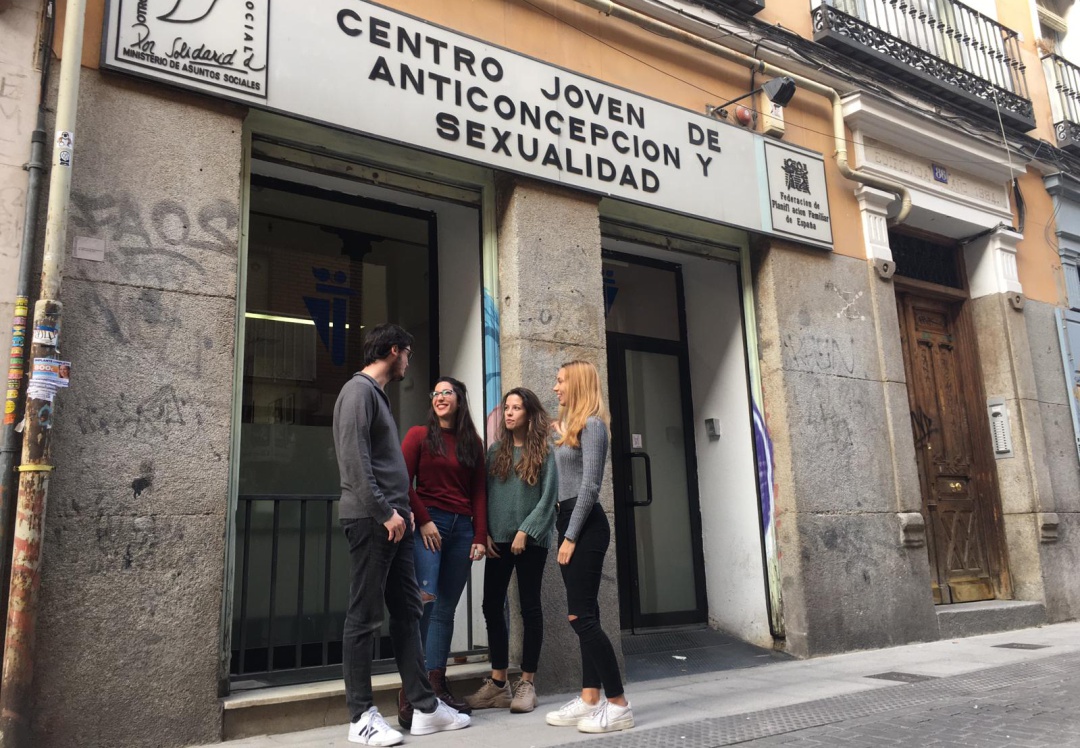 Jesús Manuel Lagar, Marieta Linares, Irene Maté y Paula Mirad, voluntarios del Centro Joven de Anticoncepción y Sexualidad de la Federación Estatal de Planificación Familiar en la calle San Vicente Ferrer de Madrid. Jesús Manuel Lagar, Marieta Linares, Irene Maté y Paula Mirad, voluntarios del Centro Joven de Anticoncepción y Sexualidad de la Federación Estatal de Planificación Familiar en la calle San Vicente Ferrer de Madrid.