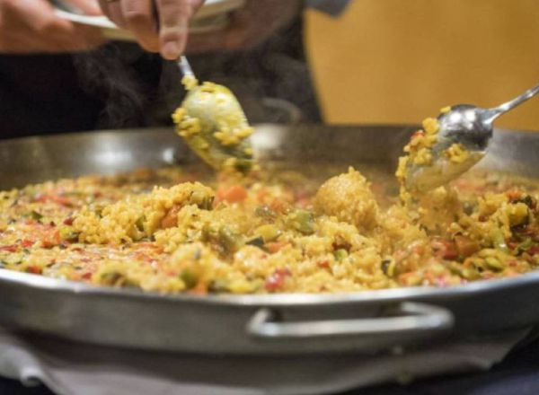 Una paella.