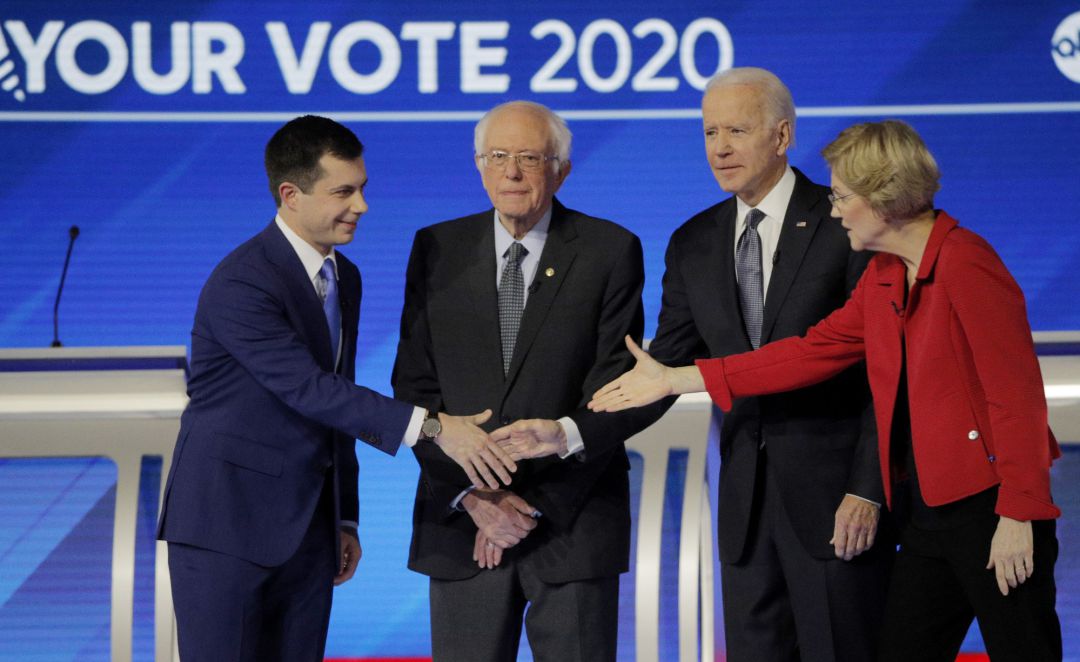Pete Buttigieg, Bernie Sanders, Joe Biden y Elizabeth Warren este viernes antes de comenzar el debate en el Saint Anselm College en Manchester, New Hampshire. Pete Buttigieg, Bernie Sanders, Joe Biden y Elizabeth Warren este viernes antes de comenzar el debate en el Saint Anselm College en Manchester, New Hampshire.