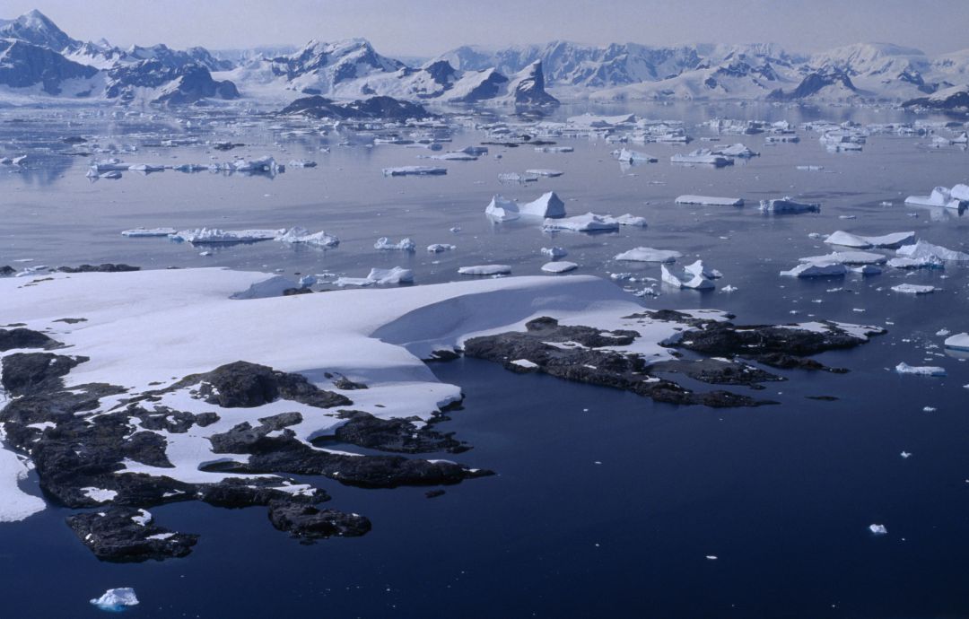 Vista aérea de una de las islas de la Antártida argentina. Vista aérea de una de las islas de la Antártida argentina.