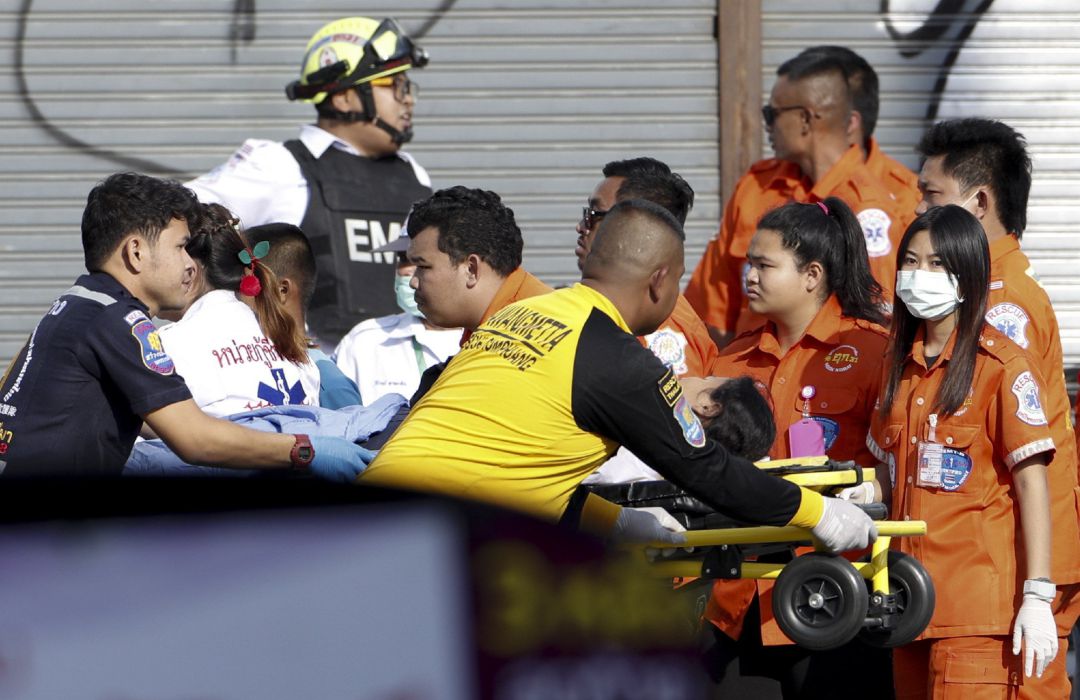 Médicos y miembros de los cuerpos policiales liberan y transportan a las víctimas en camillas desde el centro comercial donde se produjo el tiroteo. Médicos y miembros de los cuerpos policiales liberan y transportan a las víctimas en camillas desde el centro comercial donde se produjo el tiroteo.