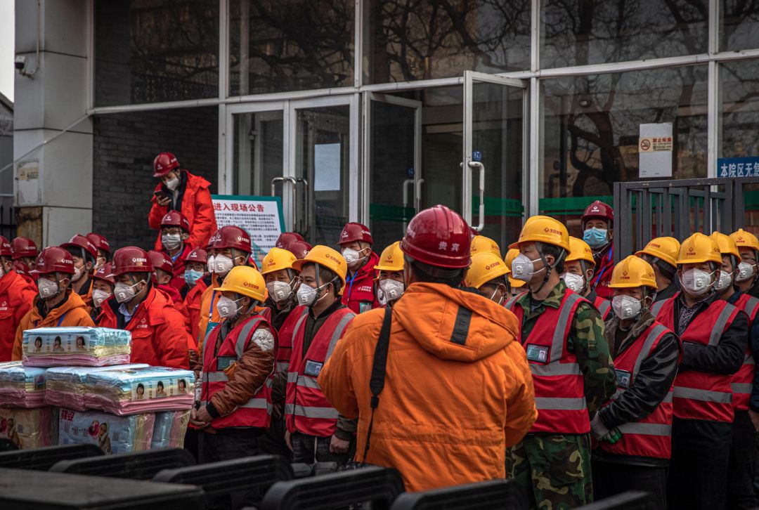 Trabajadores de la construcción en China con máscaras protectoras. Trabajadores de la construcción en China con máscaras protectoras.