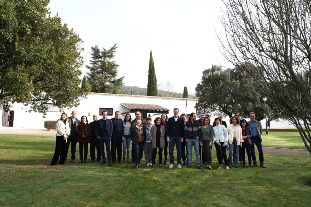 Pedro Sánchez y todos sus ministros posan en la finca estatal de Quintos de Mora Pedro Sánchez y todos sus ministros posan en la finca estatal de Quintos de Mora
