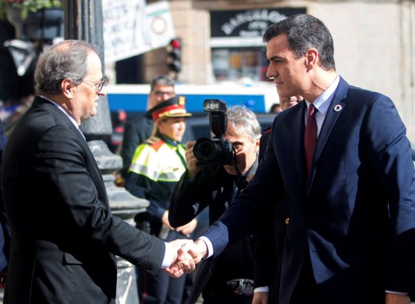 El presidente de la Generalitat, Quim Torra (dech) recibe al presidente del Gobierno, Pedro Sánchez (izq), en el Palau de la Generalitat, antes de su reunión, en Barcelona /Catalunya (España), a 6 de febrero de 2020. 200206JM PARA EUROPA PRESS. SALIDA PRESIDENTE DEL GOBIERNO PEDRO SANCHEZ CON LA COMITIVA DE VEHICULOS. FOTO JOAN MATEU PARRA. Pool 06/02/2020