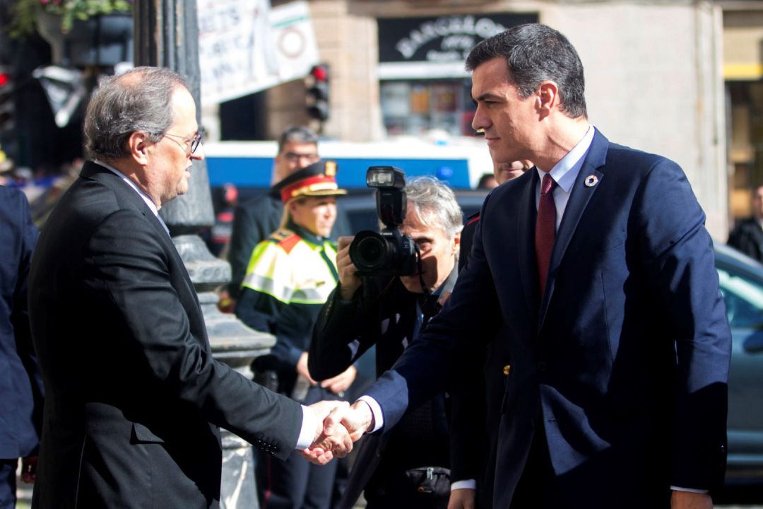 El presidente de la Generalitat, Quim Torra (izq) recibe al presidente del Gobierno, Pedro Sánchez (dech), en el Palau de la Generalitat, antes de su reunión en Barcelona El presidente de la Generalitat, Quim Torra (izq) recibe al presidente del Gobierno, Pedro Sánchez (dech), en el Palau de la Generalitat, antes de su reunión en Barcelona