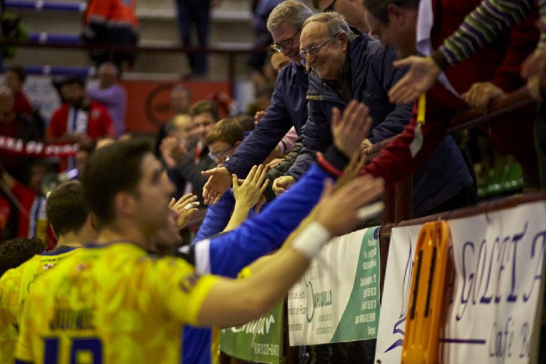 La afición está volcada con su equipo esta temporada. La afición está volcada con su equipo esta temporada.
