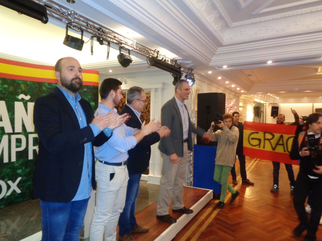 Javier Ortega Smith fue recibido por los representantes locales de Vox, ocmo Vicente Holgueras (en primer término) Javier Ortega Smith fue recibido por los representantes locales de Vox, ocmo Vicente Holgueras (en primer término)