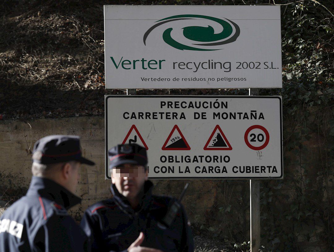 Ertzainas en el acceso al vertedero Ertzainas en el acceso al vertedero