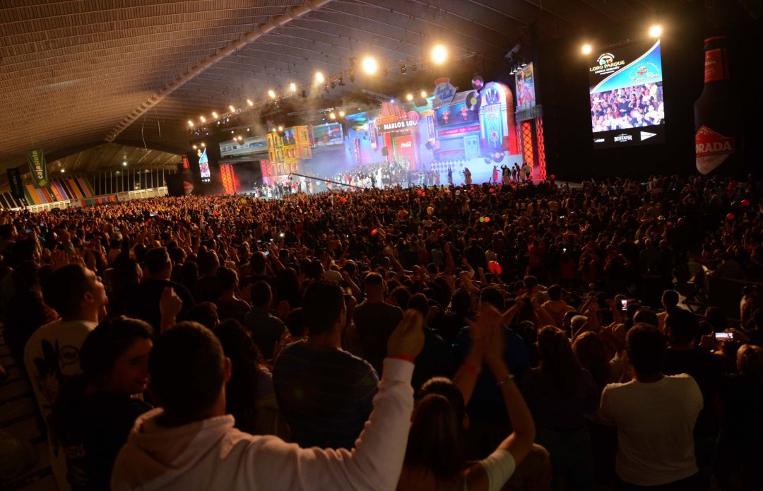 El Recinto se llenó hasta los topes. El Recinto se llenó hasta los topes.