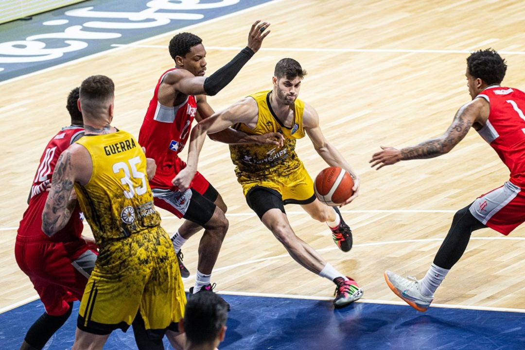Santi Yusta anotó 31 puntos en la victoria aurinegra ante el equipo americano Santi Yusta anotó 31 puntos en la victoria aurinegra ante el equipo americano