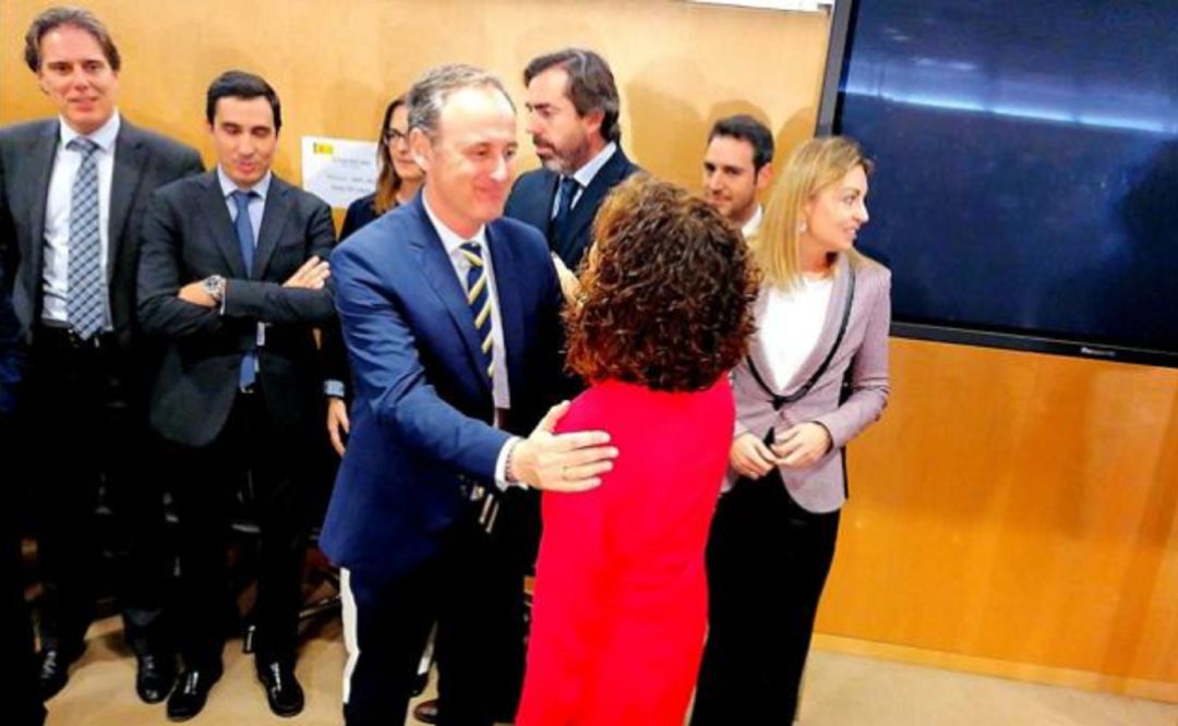 El consejero de Hacienda, Javier Celdrán, saludando a la ministra Maria Jesús Montero, a su llegada a la reunión del Consejo de Política Fiscal y Financiera El consejero de Hacienda, Javier Celdrán, saludando a la ministra Maria Jesús Montero, a su llegada a la reunión del Consejo de Política Fiscal y Financiera