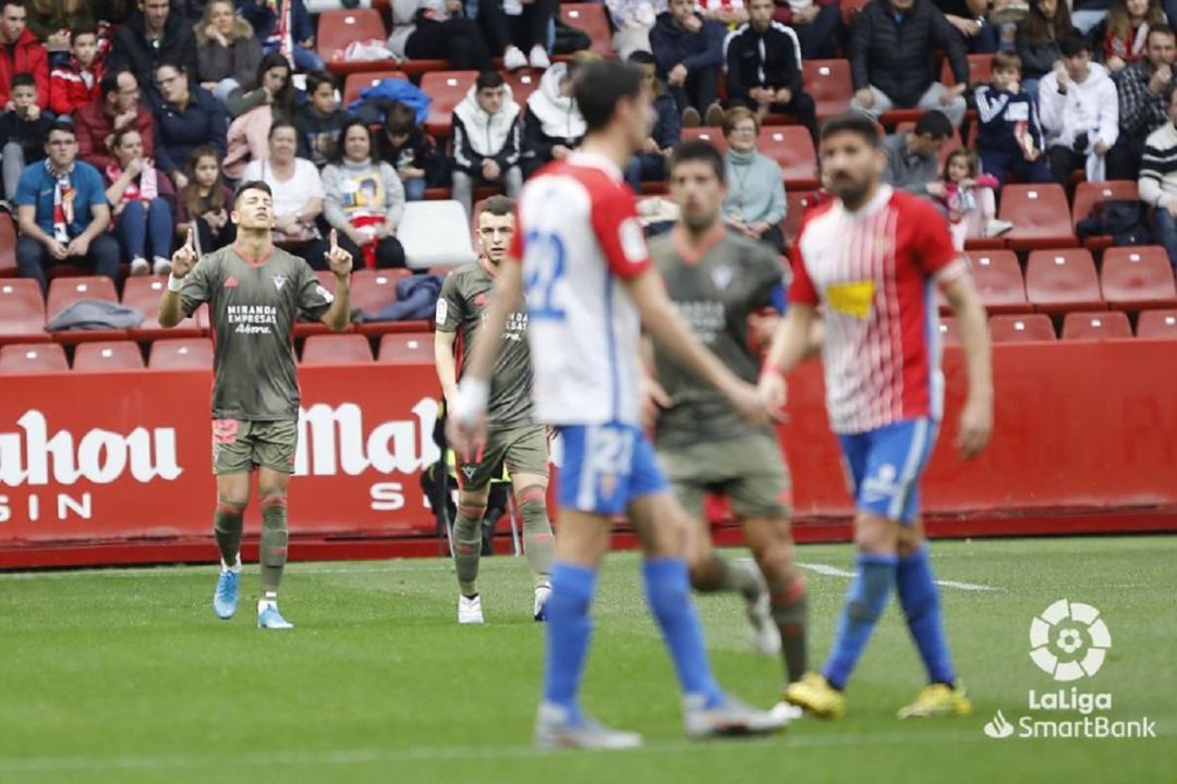 Los jugadores del Mirandés celebran uno de sus goles ante la desesperación de los futbolistas del Sporting Los jugadores del Mirandés celebran uno de sus goles ante la desesperación de los futbolistas del Sporting