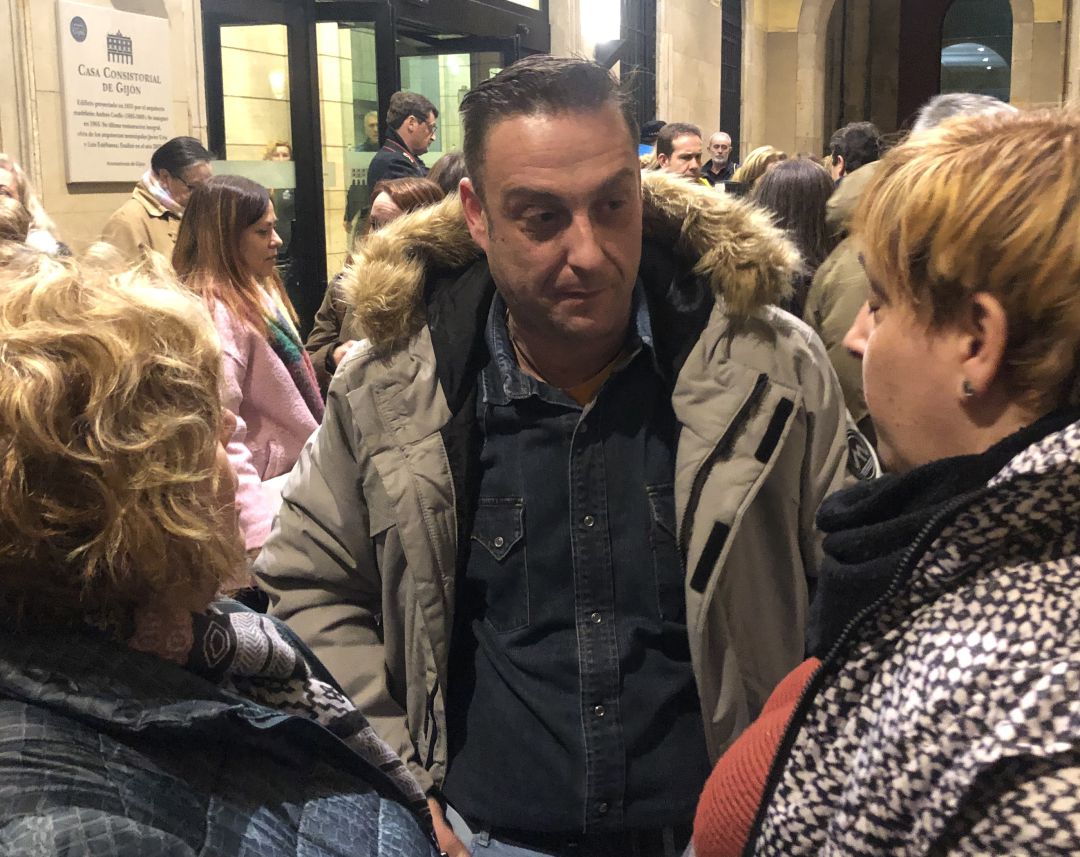 Francisco Dacuña (centro) charla con dos personas en la Plaza Mayor tras la concentración del pasado jueves. Francisco Dacuña (centro) charla con dos personas en la Plaza Mayor tras la concentración del pasado jueves.