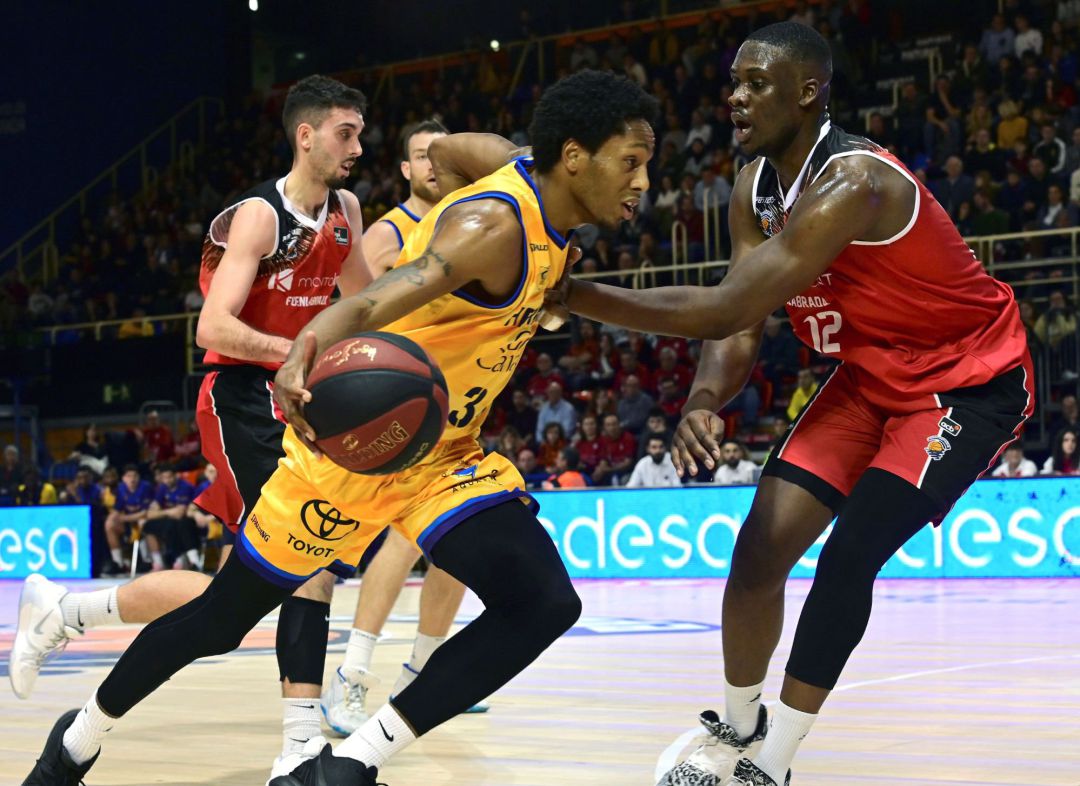 El jugador del Montakit Fuenlabrada Ehigiator (dcha) pelea por el control del balón con el jugador del Herbalife Gran Canaria, Harper (c), durante el partido de la Liga Endesa de baloncesto disputado en el pabellón Fernando Martín de Fuenlabrada (Madrid) El jugador del Montakit Fuenlabrada Ehigiator (dcha) pelea por el control del balón con el jugador del Herbalife Gran Canaria, Harper (c), durante el partido de la Liga Endesa de baloncesto disputado en el pabellón Fernando Martín de Fuenlabrada (Madrid)
