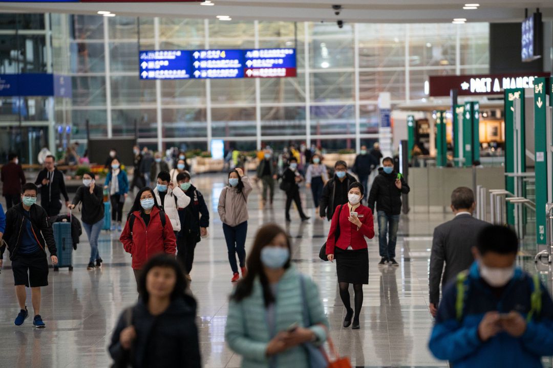 Los viajeros y los miembros de la tripulación de la aerolínea usan máscaras quirúrgicas como medida de protección contra el mortal coronavirus en el aeropuerto internacional de Hong Kong Los viajeros y los miembros de la tripulación de la aerolínea usan máscaras quirúrgicas como medida de protección contra el mortal coronavirus en el aeropuerto internacional de Hong Kong
