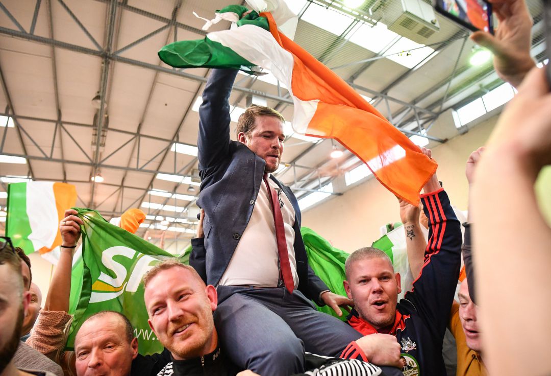 Miembros del Sinn Fein celebran la posible victoria. Miembros del Sinn Fein celebran la posible victoria.