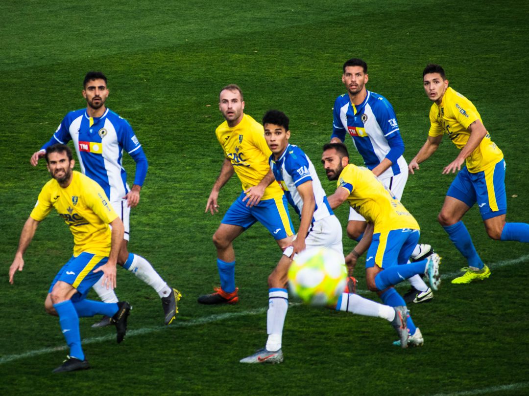 La defensa del Hércules intenta cortar un balón largo La defensa del Hércules intenta cortar un balón largo