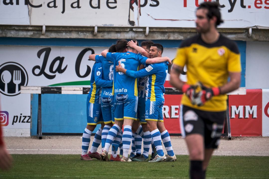 Los jugadores blanquiazules celebran el único tanto del choque Los jugadores blanquiazules celebran el único tanto del choque
