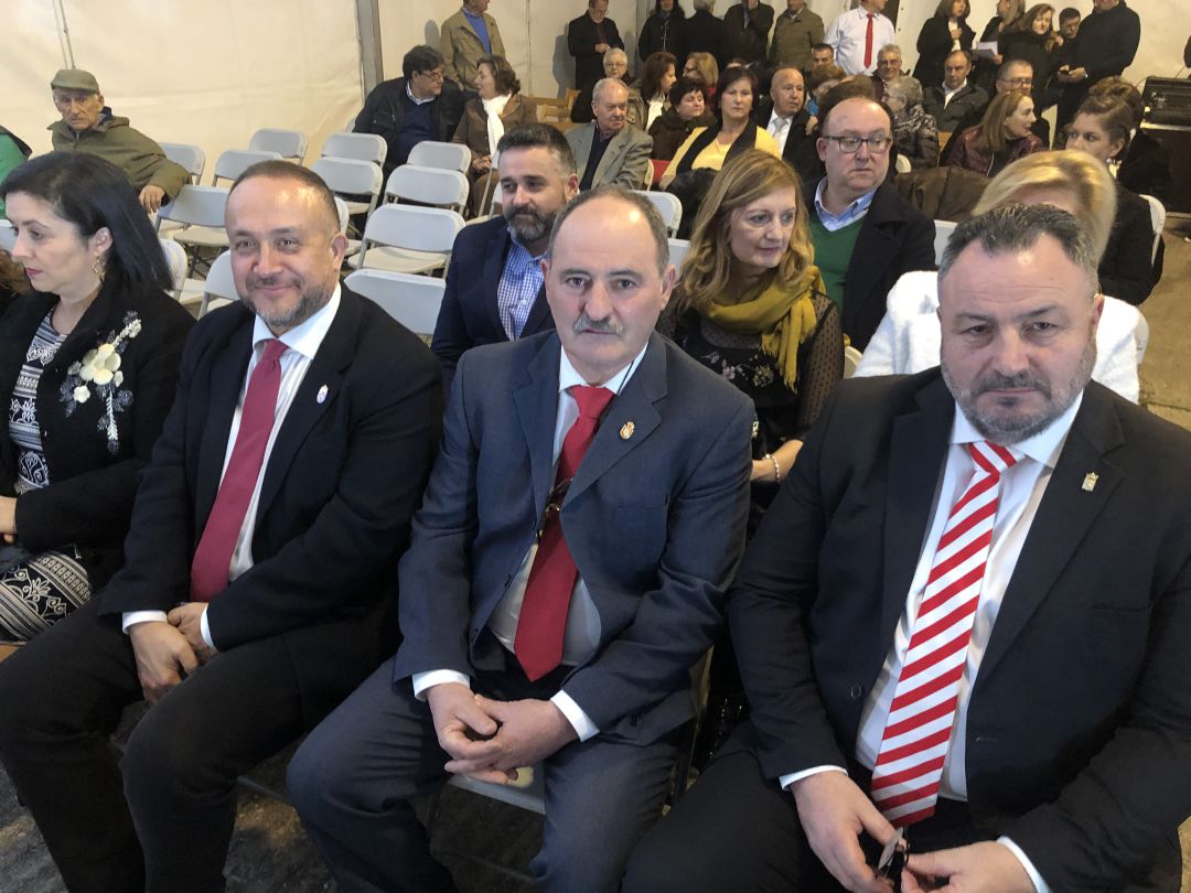 Eduardo Morán (Dcha) junto al presidente vecinal, el presidente comarcal y la alcaldesa Eduardo Morán (Dcha) junto al presidente vecinal, el presidente comarcal y la alcaldesa