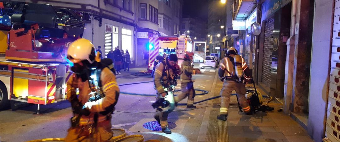 Bomberos actuando en el lugar dle incendio Bomberos actuando en el lugar dle incendio