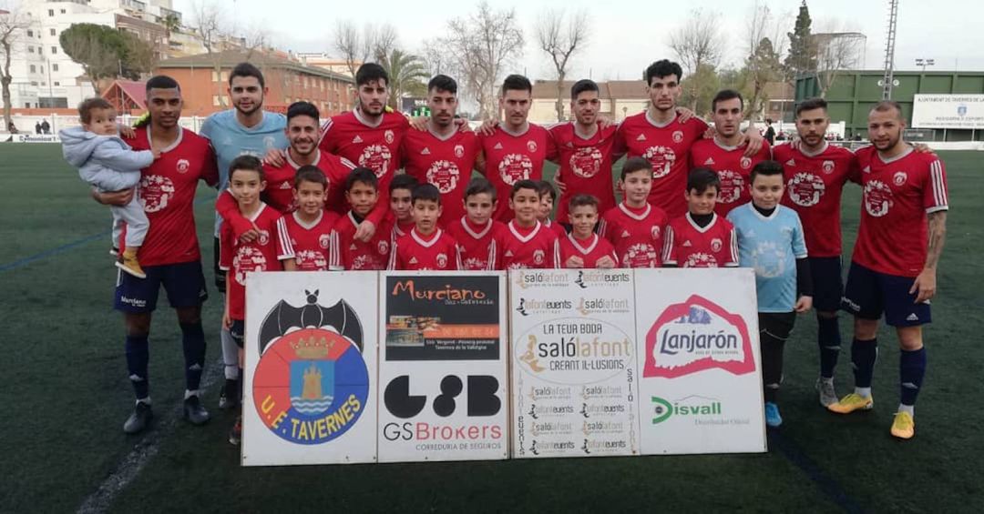 El Tavernes antes de empezar el derbi comarcal El Tavernes antes de empezar el derbi comarcal