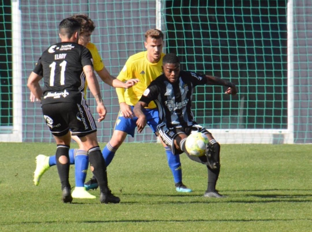 William controla el balón William controla el balón