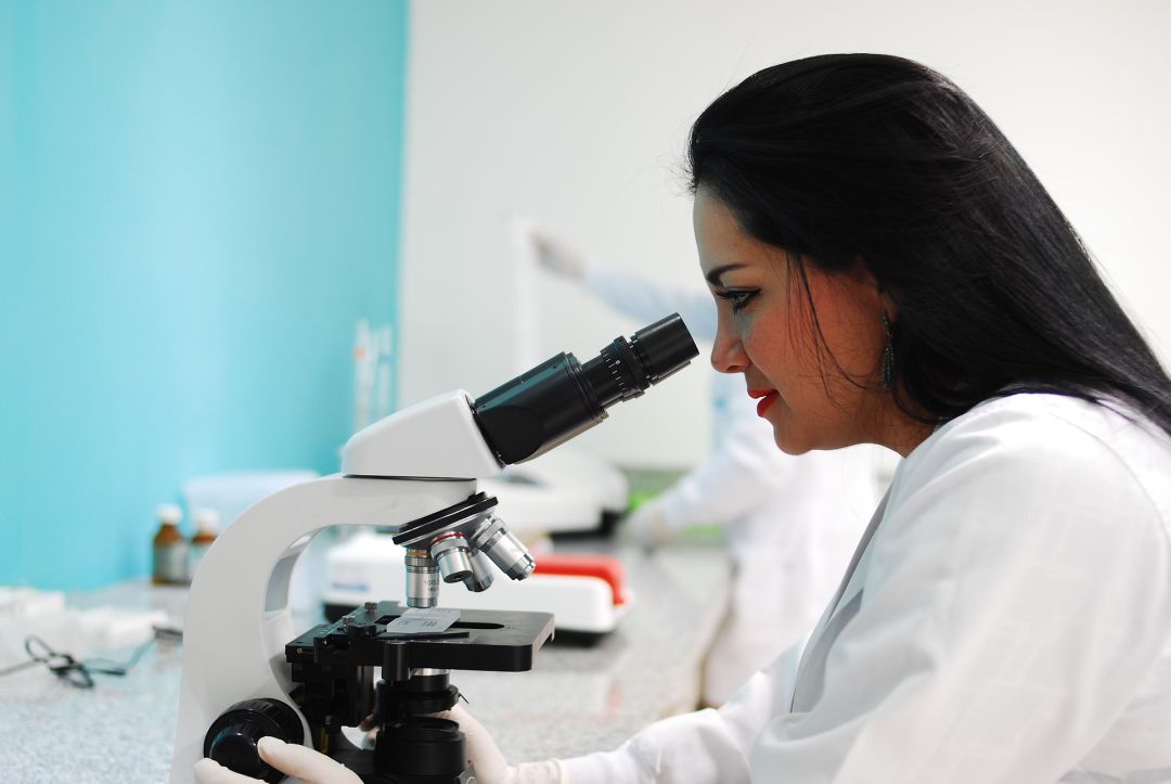 Mujer trabaja en un laboratorio Mujer trabaja en un laboratorio