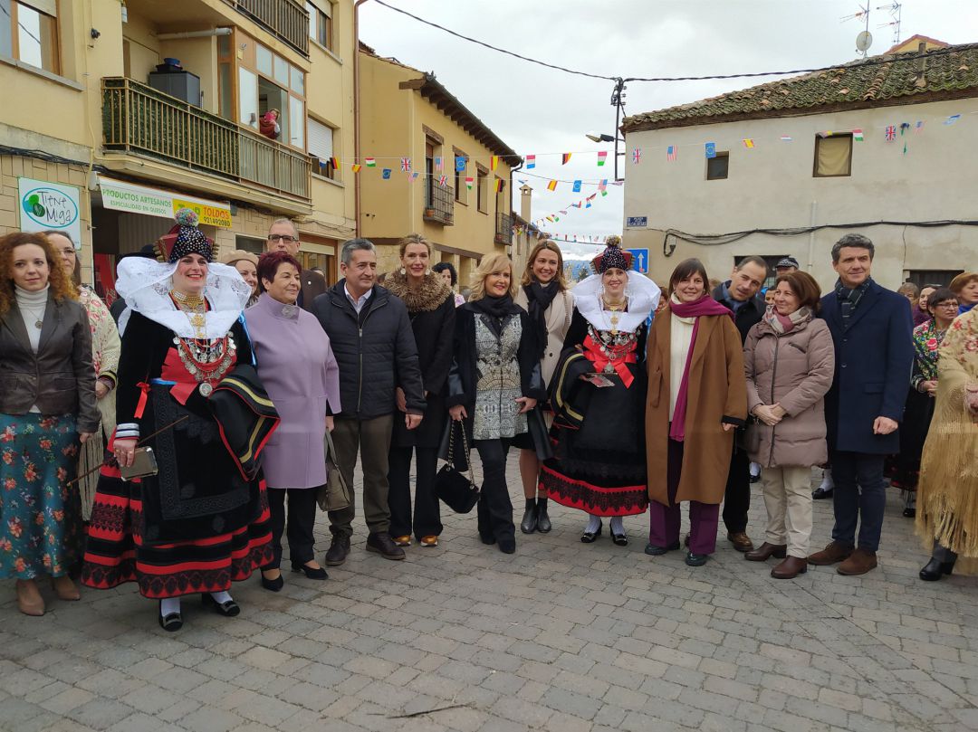 Nieves Herrero (c) junto a las alcaldesas zamarriegas Mónica Martín Gil y Yolanda Cubero Otero; la alcaldesa del Ayuntamiento de Segovia, Clara Luquero y miembros de la corporación.
Nieves Herrero (c) junto a las alcaldesas zamarriegas Mónica Martín Gil y Yolanda Cubero Otero; la alcaldesa del Ayuntamiento de Segovia, Clara Luquero y miembros de la corporación.