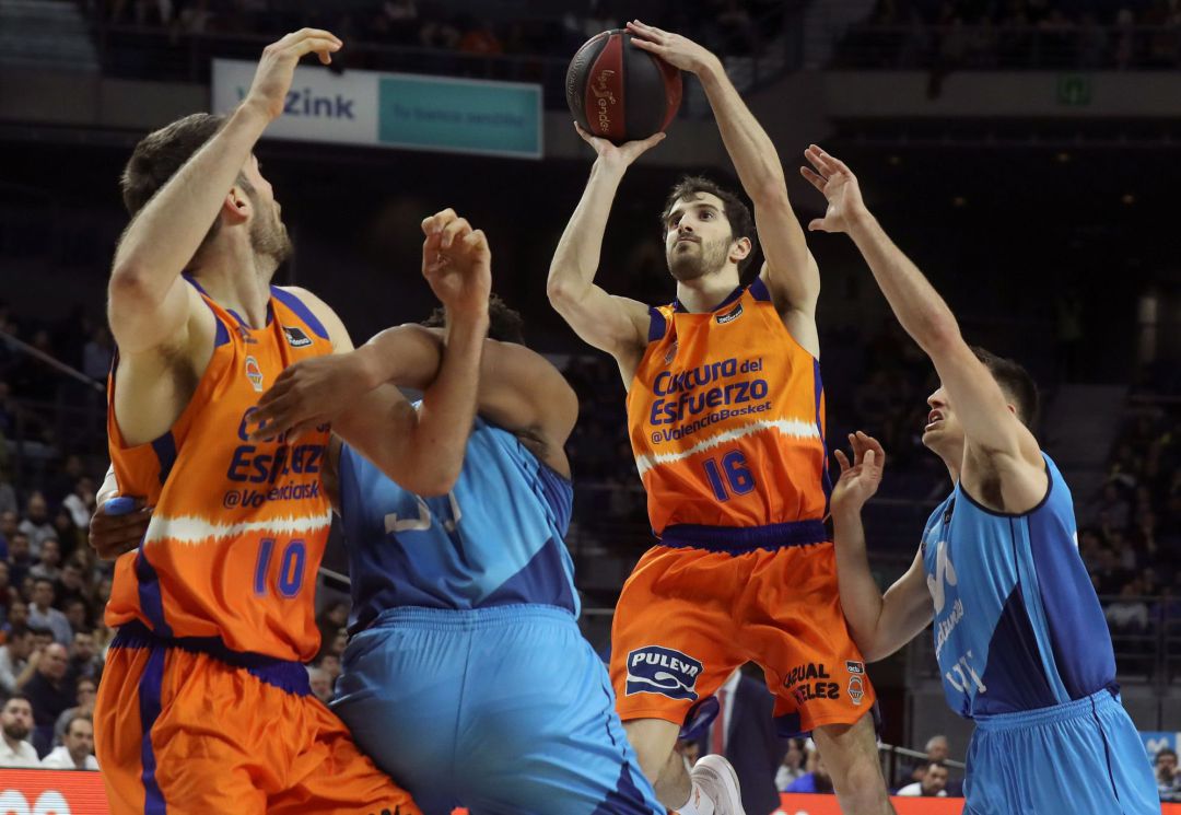 El base del Valencia Basket Guillem Vives (2d) lanza a canasta durante el partido de la Liga Endesa que Estudiantes y Valencia Basket disputan este domingo en el Wizink Center. El base del Valencia Basket Guillem Vives (2d) lanza a canasta durante el partido de la Liga Endesa que Estudiantes y Valencia Basket disputan este domingo en el Wizink Center.