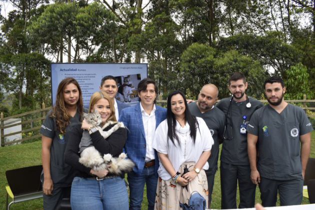 Romeo posa con su dueña tras la exitosa operación. Romeo posa con su dueña tras la exitosa operación.