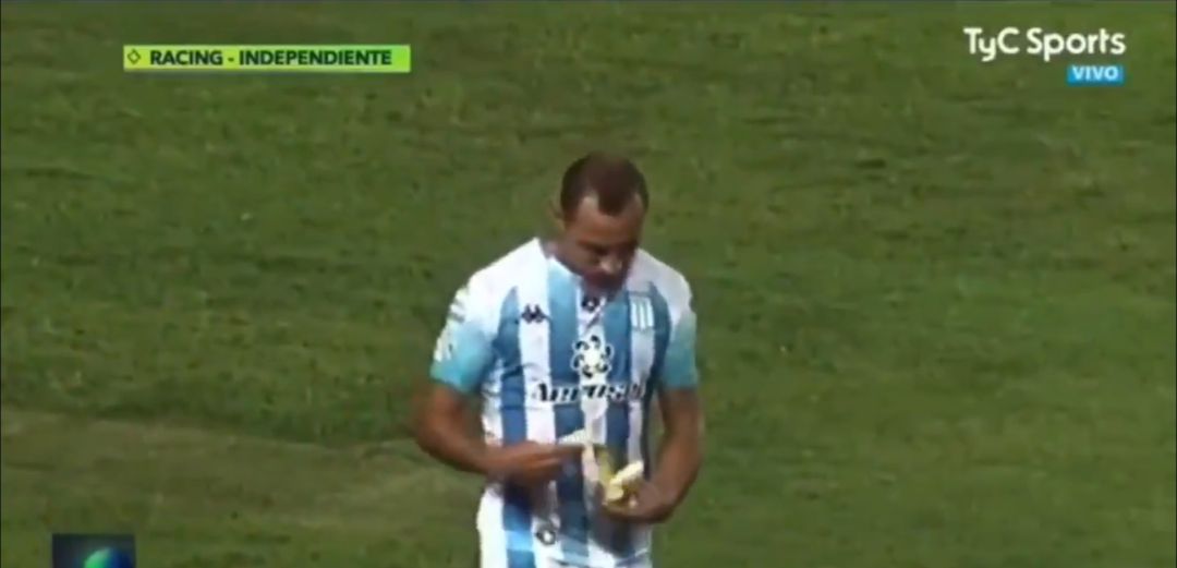 Marcelo Díaz pela un plátano en pleno partido antes de comérselo Marcelo Díaz pela un plátano en pleno partido antes de comérselo